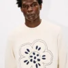 Broderad tröja i ull med ”Boke Flower”-motiv