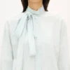 Oversized skjorta med rosett i Stone Bleach Chambray Oversized skjorta med rosett i Stone Bleach Chambray